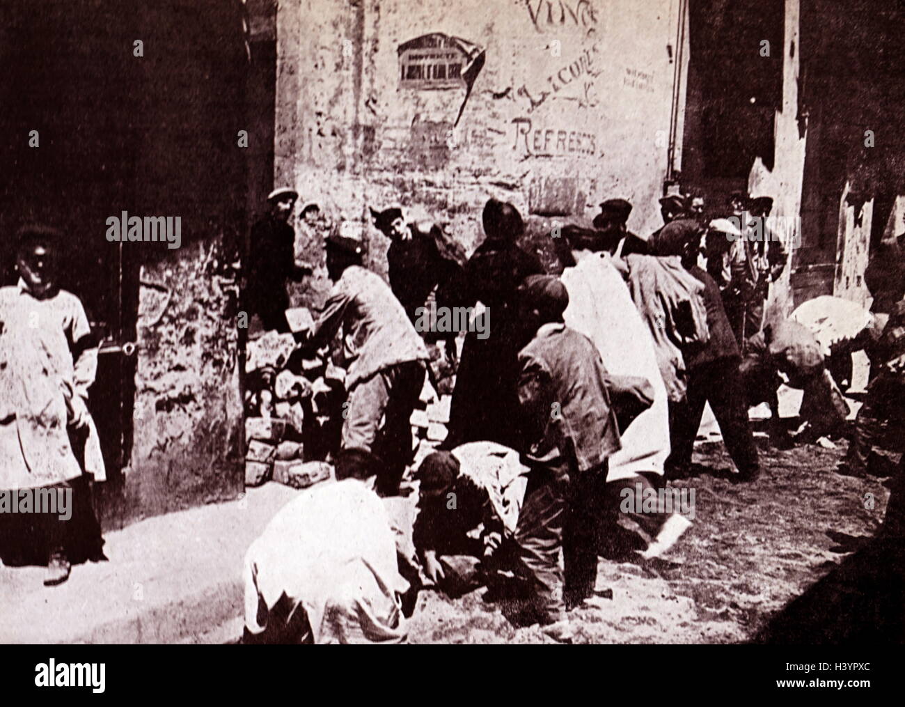 Arbeitsunruhen in Barcelona 1909; eine Barrikade ist eingerichtet Stockfoto