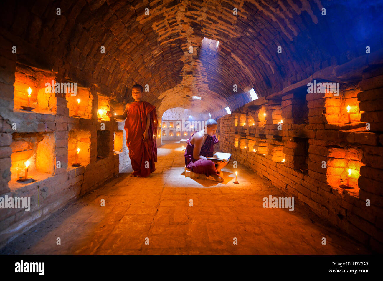 Zwei Novizen im Tempel, Bagan, Myanmar Stockfoto