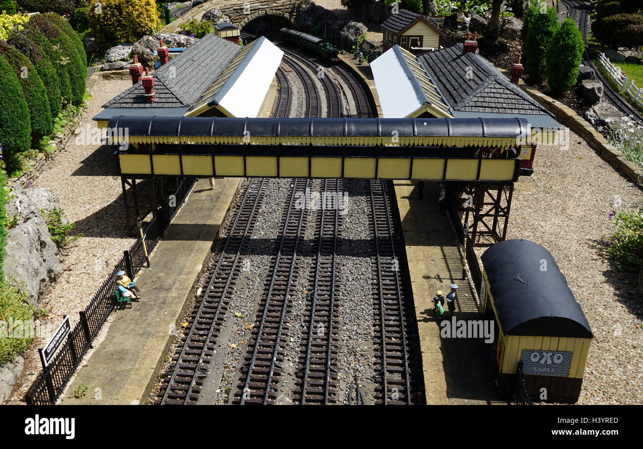 Dorf Bahnhof in Bekonscot in Beaconsfield, Buckinghamshire, England, das älteste original Modell Dorf in der Welt. Es porträtiert Aspekte von England meist aus den 1930er Jahren. Stockfoto