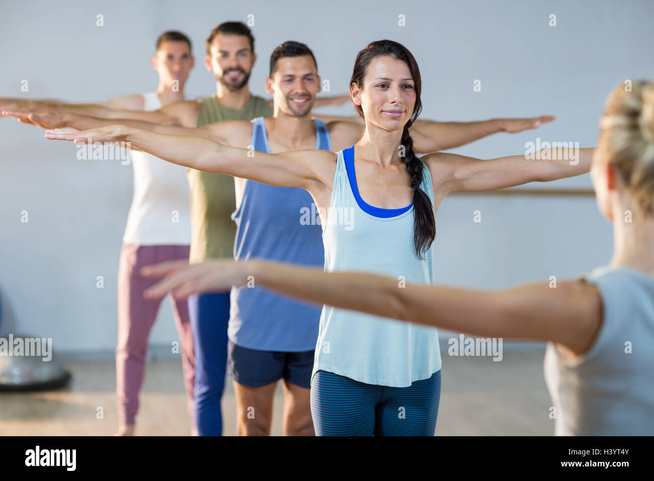 Kursleiter Yogakurs teilnehmen Stockfoto