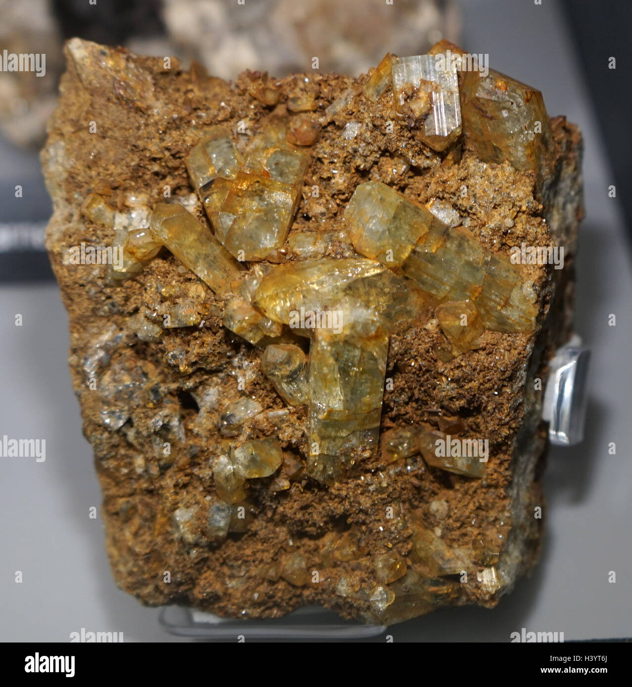Eine Probe des rohen Topas, ein Silikat-Mineral aus Aluminium und Fluor mit der chemischen Formel. Vom 21. Jahrhundert Stockfoto