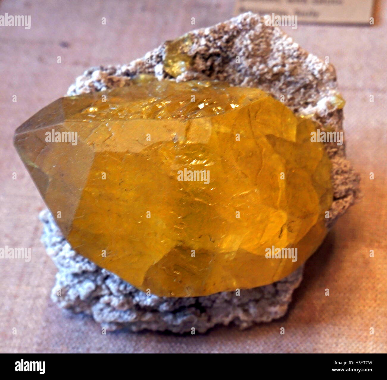 Eine Probe des pyramidenförmigen Kristall mit Calcit aus Italien. Vom 21. Jahrhundert Stockfoto
