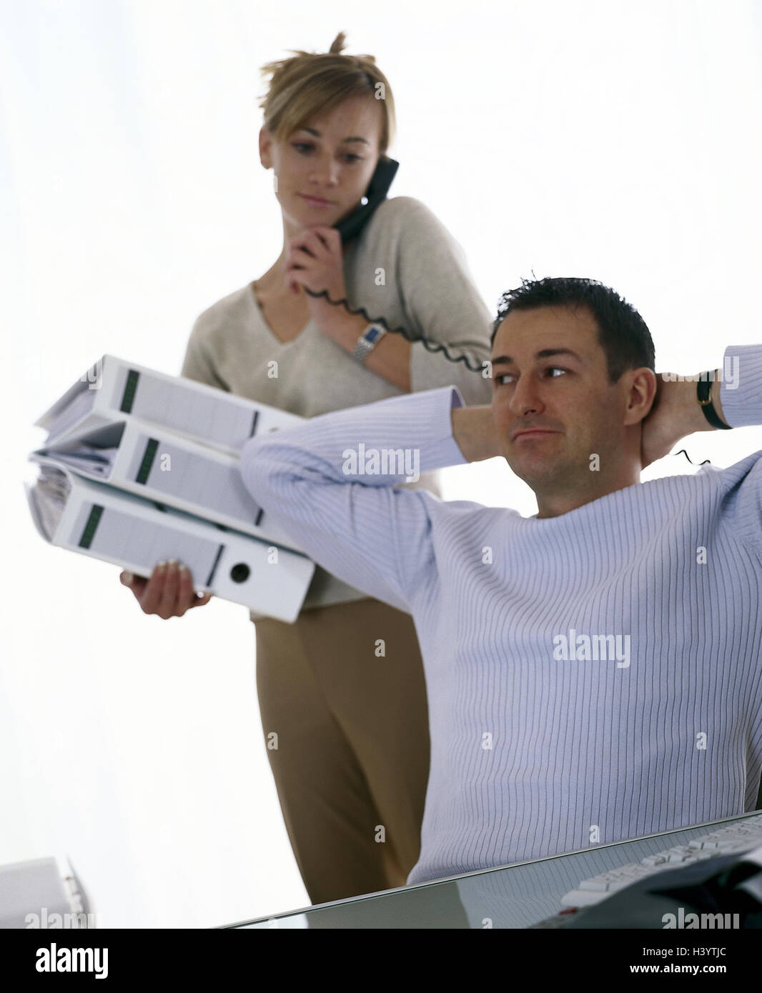 Büro, Frau, Ordner, rufen Sie, Mann, nehmen Sie es einfach, uncooperatively Business, Büroangestellte, Angestellten, Kollegen, Belästigung, verfallene, unfair, Arbeits-Atmosphäre negativ, Anti-Frauen Stockfoto