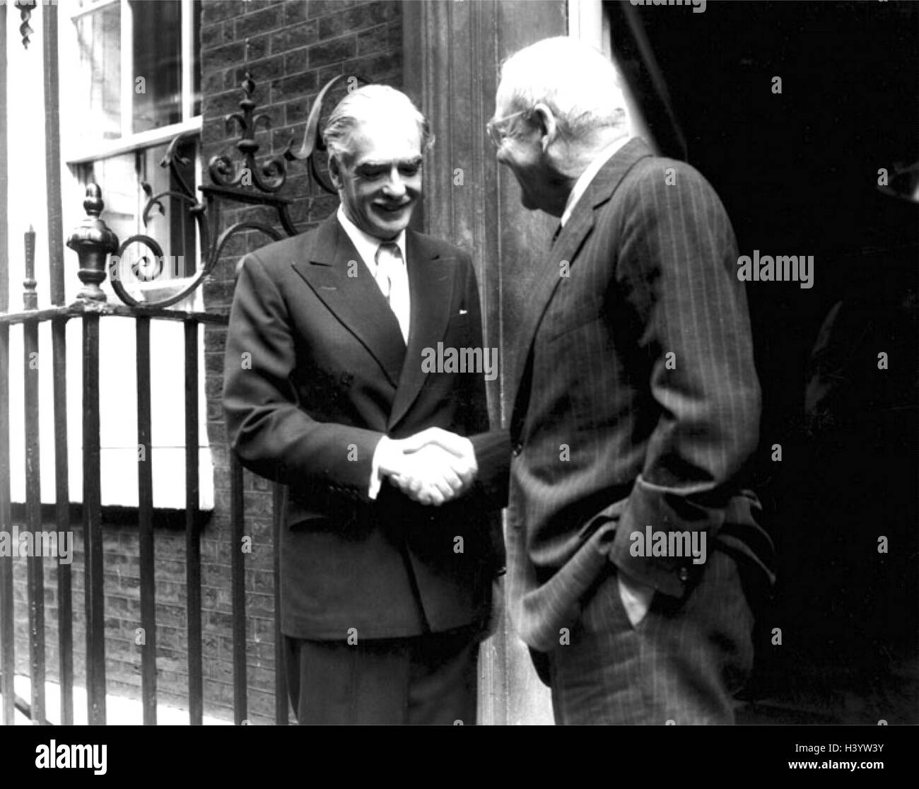 Foto von Herrn John Foster Dulles, US-Außenministerin, gezeigt Händeschütteln mit Sir Anthony Eden. Vom 20. Jahrhundert Stockfoto