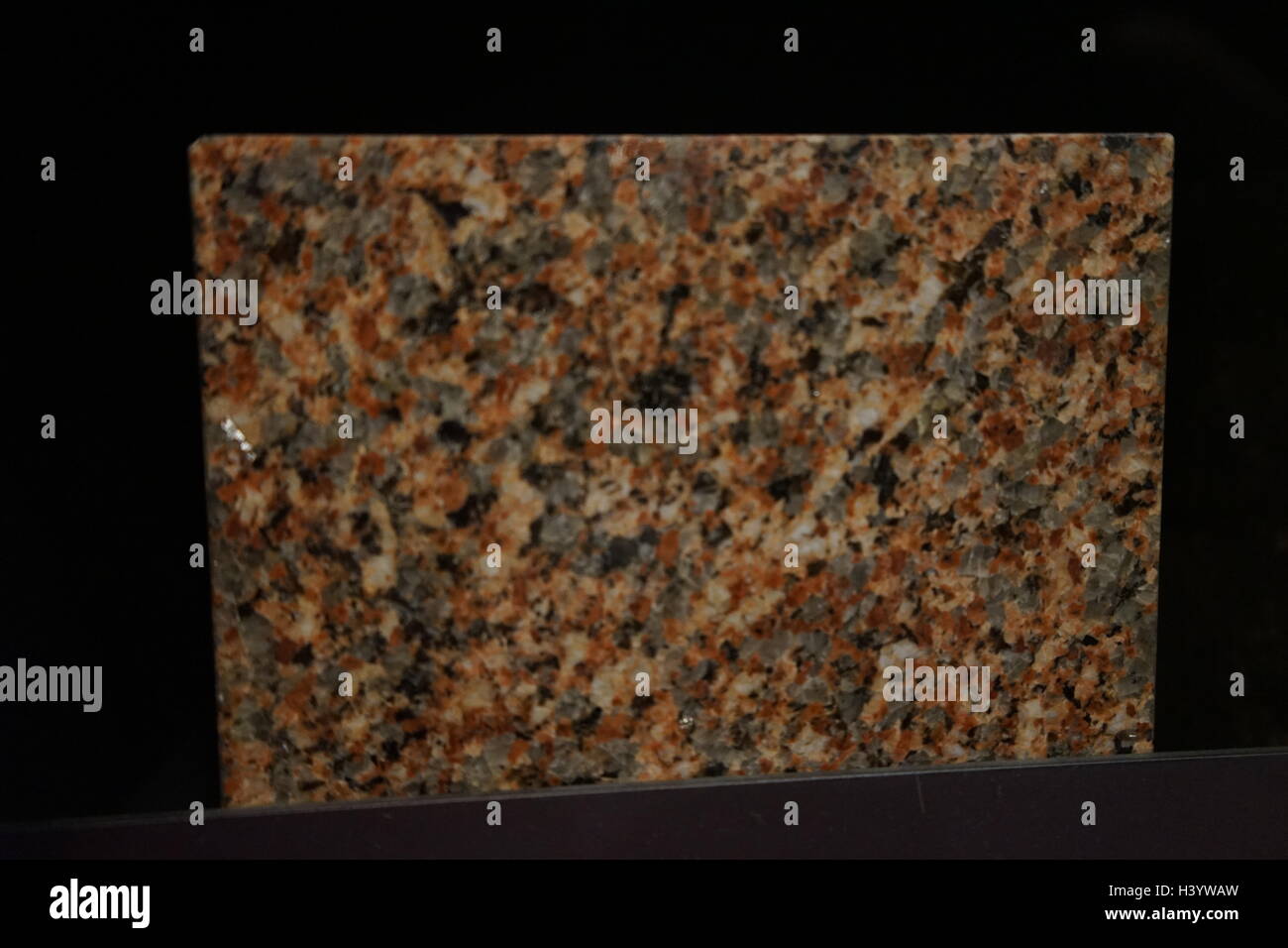 Stichprobe von Granit, eine häufige Art von Felsische aufdringlich Eruptivgestein, das Granulat und Phaneritic in der Textur. Vom 21. Jahrhundert Stockfoto