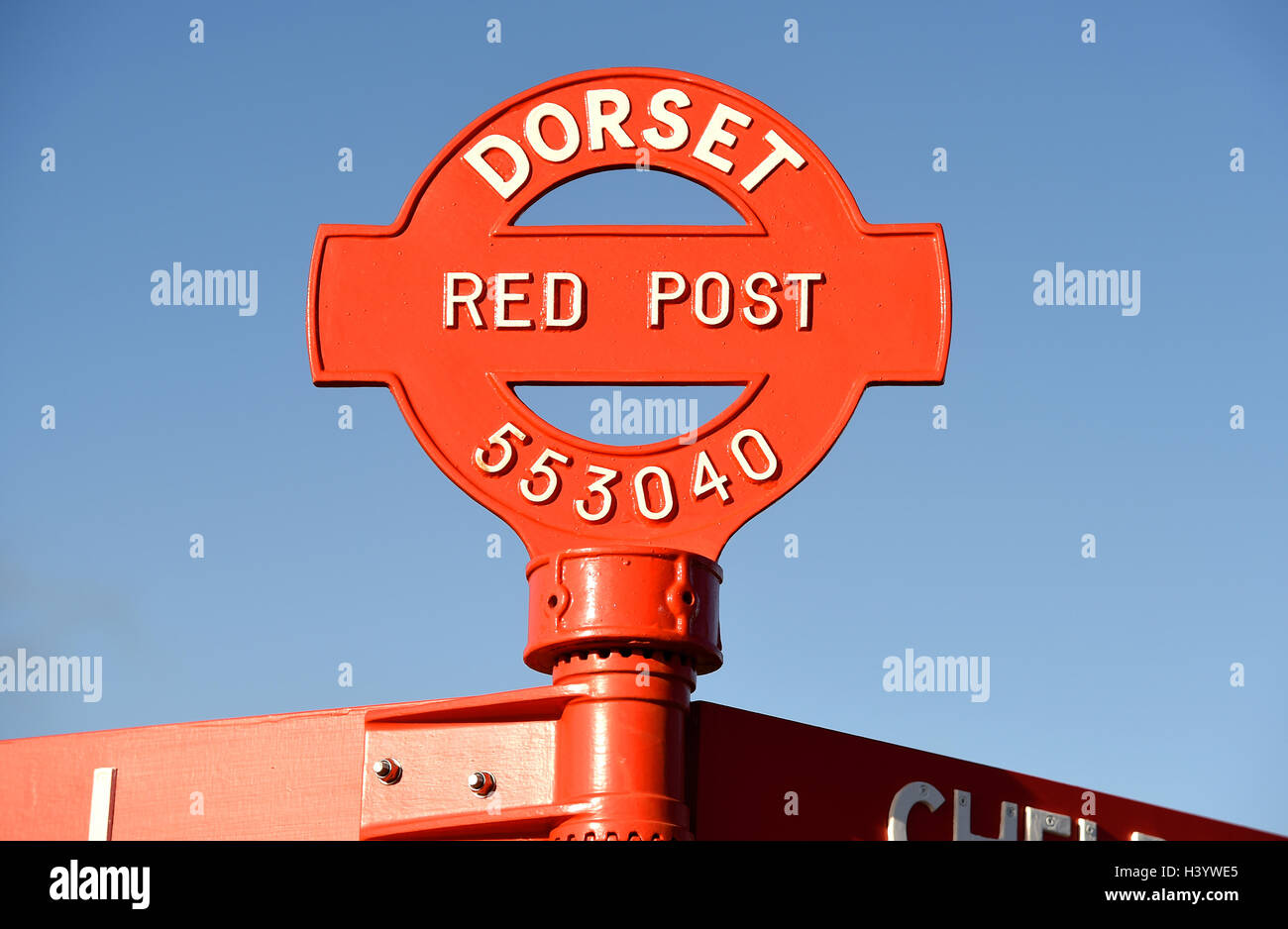'Red Post' rote Wegweiser "Finger Post' melden Sie Wegweiser, Dorset, Großbritannien Stockfoto
