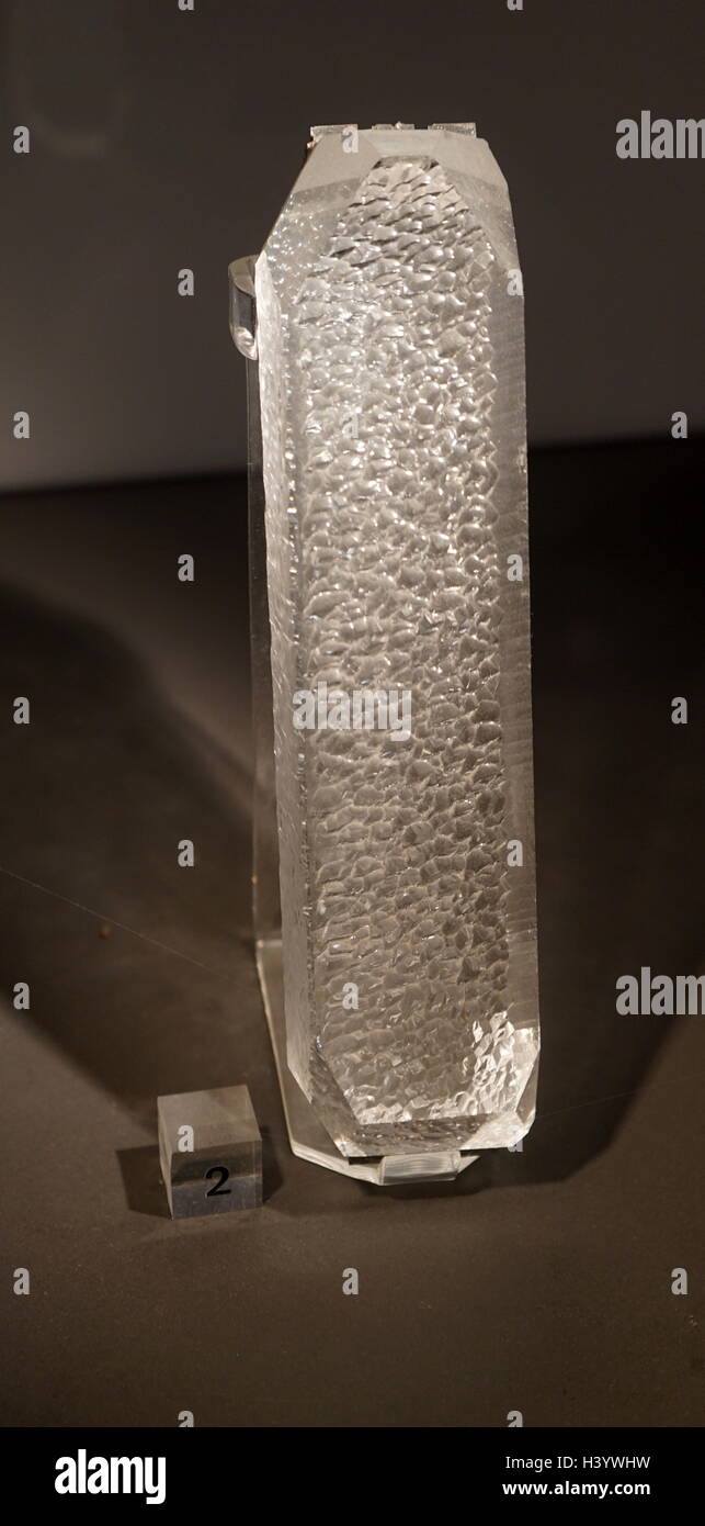 Stichprobe von synthetischem Quarz, ein Kristall hydrothermally gewachsen. Vom 21. Jahrhundert Stockfoto