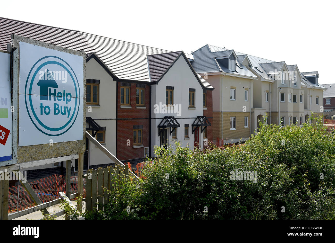 "Hilfe zum kaufen" Zeichen auf neue Wohnsiedlung, UK. "Hilfe zum kaufen" Haus kaufen Immobilien Häuser kaufen Stockfoto