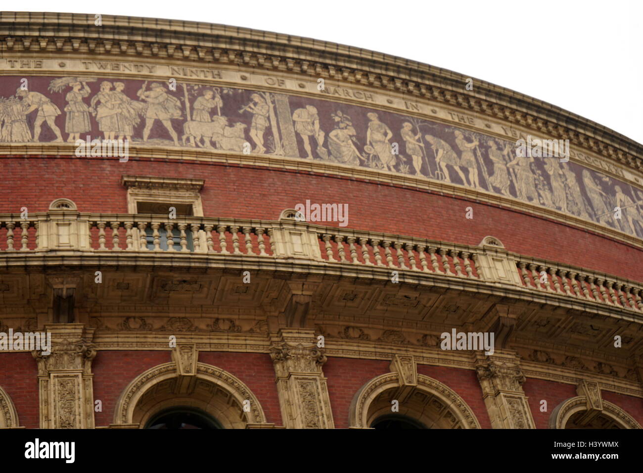 Die Royal Albert Hall ist eine Konzerthalle in South Kensington, London. Es hat eine Kapazität von bis zu 5,272 Personen. Seit seiner Eröffnung durch Königin Victoria 1871, führende Künstler der Welt aus vielen Genres auf der Bühne erschien. Die Halle war ursprünglich wurde die zentrale Halle der Künste und Wissenschaften genannt zu haben, aber der Name wurde in der Royal Albert Hall der Künste und der Wissenschaften von Königin Victoria bei der Festlegung der Grundstein der Halle im Jahre 1867, in Erinnerung an ihren Ehemann consort geändert, Prinz Albert, der sechs Jahre zuvor gestorben war. Stockfoto