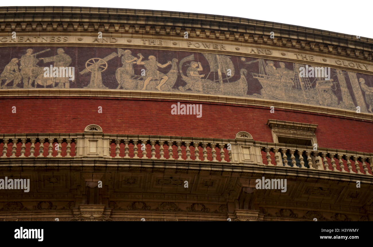 Die Royal Albert Hall ist eine Konzerthalle in South Kensington, London. Es hat eine Kapazität von bis zu 5,272 Personen. Seit seiner Eröffnung durch Königin Victoria 1871, führende Künstler der Welt aus vielen Genres auf der Bühne erschien. Die Halle war ursprünglich wurde die zentrale Halle der Künste und Wissenschaften genannt zu haben, aber der Name wurde in der Royal Albert Hall der Künste und der Wissenschaften von Königin Victoria bei der Festlegung der Grundstein der Halle im Jahre 1867, in Erinnerung an ihren Ehemann consort geändert, Prinz Albert, der sechs Jahre zuvor gestorben war. Stockfoto