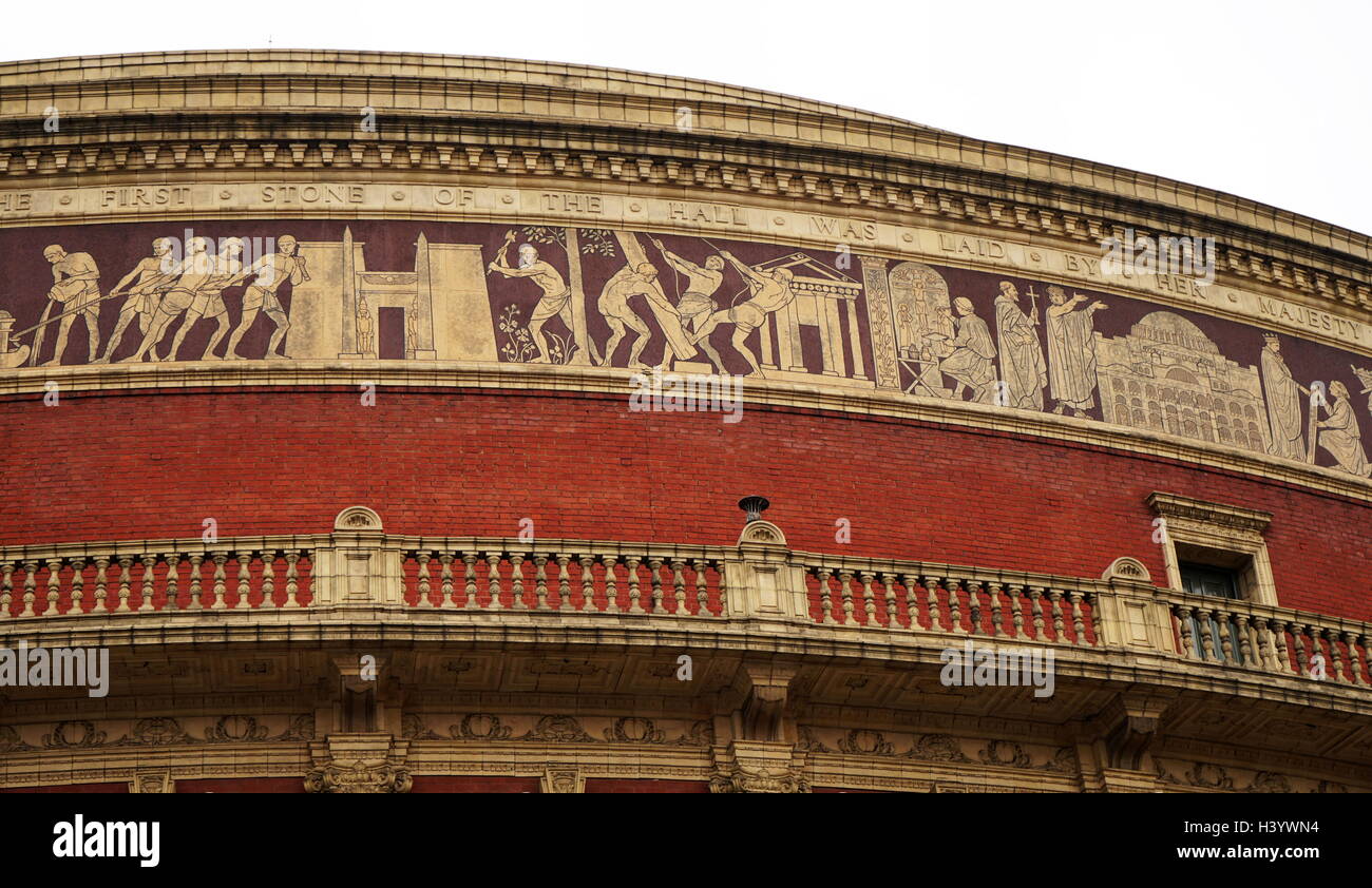 Die Royal Albert Hall ist eine Konzerthalle in South Kensington, London. Es hat eine Kapazität von bis zu 5,272 Personen. Seit seiner Eröffnung durch Königin Victoria 1871, führende Künstler der Welt aus vielen Genres auf der Bühne erschien. Die Halle war ursprünglich wurde die zentrale Halle der Künste und Wissenschaften genannt zu haben, aber der Name wurde in der Royal Albert Hall der Künste und der Wissenschaften von Königin Victoria bei der Festlegung der Grundstein der Halle im Jahre 1867, in Erinnerung an ihren Ehemann consort geändert, Prinz Albert, der sechs Jahre zuvor gestorben war. Stockfoto