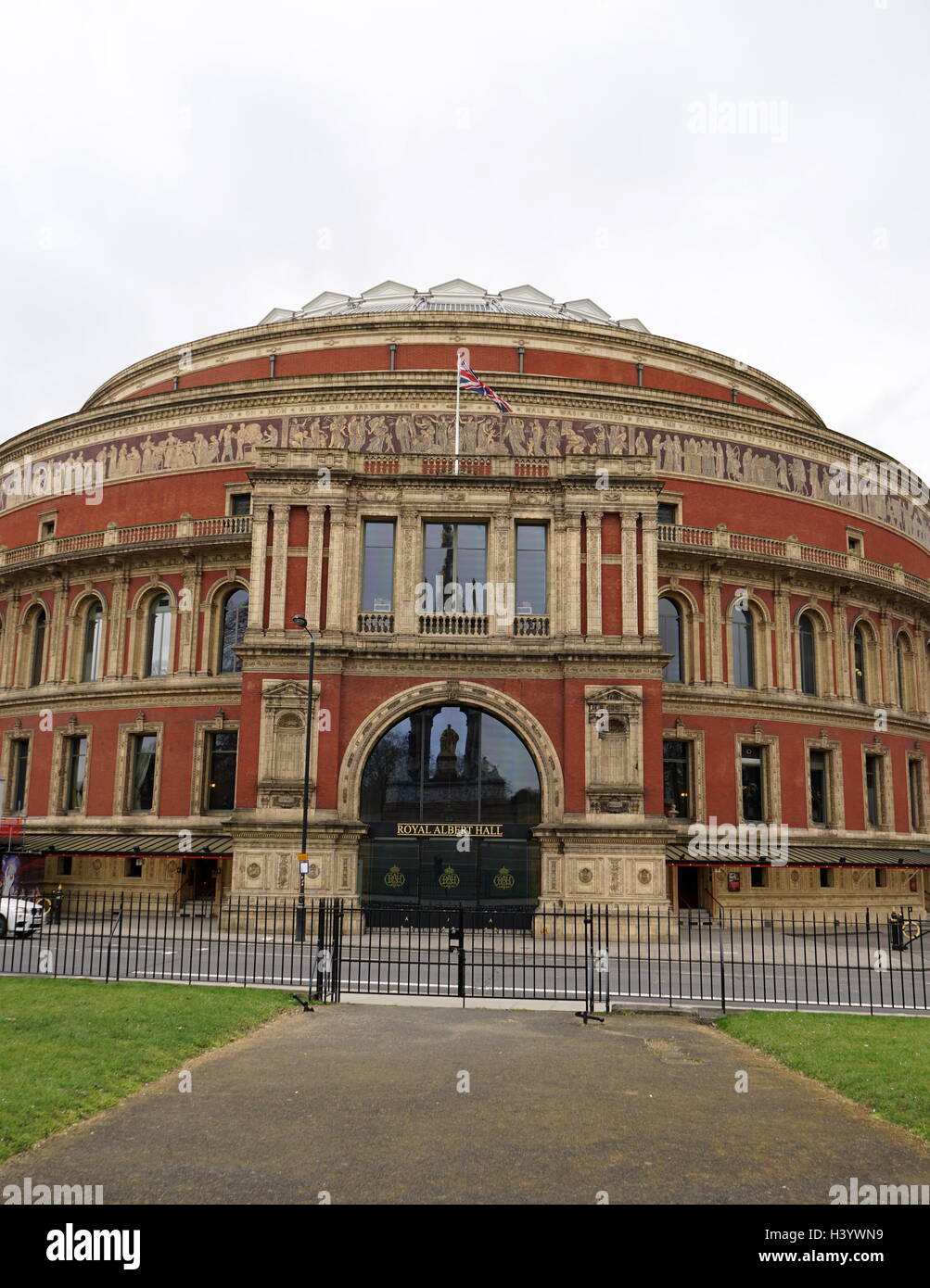 Die Royal Albert Hall ist eine Konzerthalle in South Kensington, London. Es hat eine Kapazität von bis zu 5,272 Personen. Seit seiner Eröffnung durch Königin Victoria 1871, führende Künstler der Welt aus vielen Genres auf der Bühne erschien. Die Halle war ursprünglich wurde die zentrale Halle der Künste und Wissenschaften genannt zu haben, aber der Name wurde in der Royal Albert Hall der Künste und der Wissenschaften von Königin Victoria bei der Festlegung der Grundstein der Halle im Jahre 1867, in Erinnerung an ihren Ehemann consort geändert, Prinz Albert, der sechs Jahre zuvor gestorben war. Stockfoto