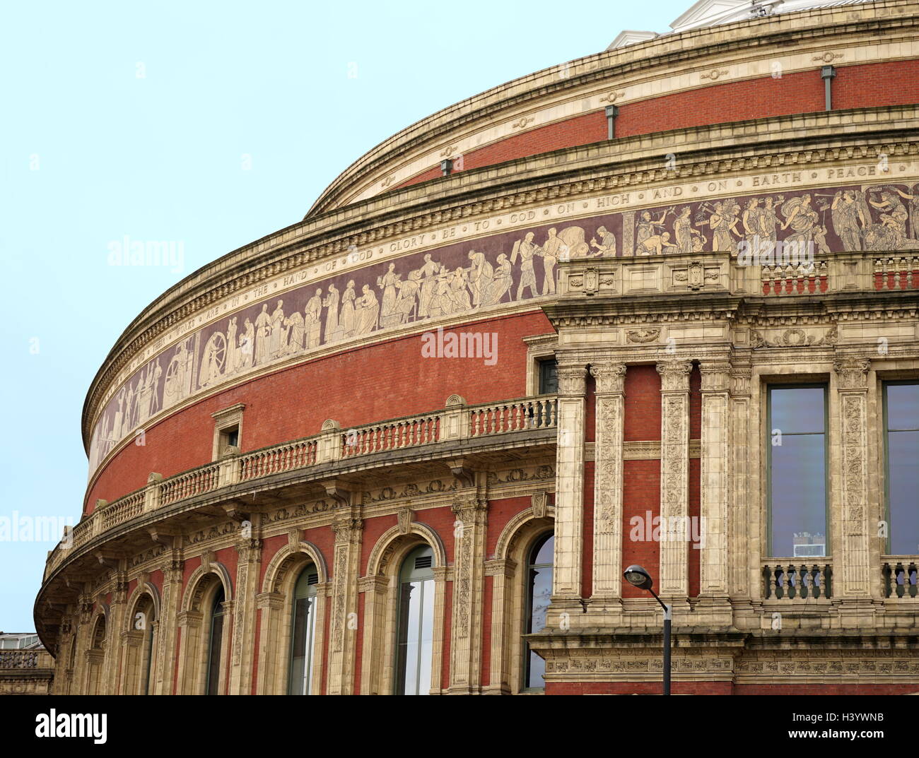 Die Royal Albert Hall ist eine Konzerthalle in South Kensington, London. Es hat eine Kapazität von bis zu 5,272 Personen. Seit seiner Eröffnung durch Königin Victoria 1871, führende Künstler der Welt aus vielen Genres auf der Bühne erschien. Die Halle war ursprünglich wurde die zentrale Halle der Künste und Wissenschaften genannt zu haben, aber der Name wurde in der Royal Albert Hall der Künste und der Wissenschaften von Königin Victoria bei der Festlegung der Grundstein der Halle im Jahre 1867, in Erinnerung an ihren Ehemann consort geändert, Prinz Albert, der sechs Jahre zuvor gestorben war. Stockfoto