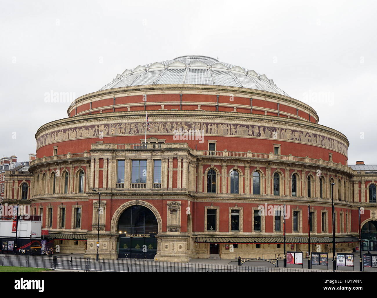 Die Royal Albert Hall ist eine Konzerthalle in South Kensington, London. Es hat eine Kapazität von bis zu 5,272 Personen. Seit seiner Eröffnung durch Königin Victoria 1871, führende Künstler der Welt aus vielen Genres auf der Bühne erschien. Die Halle war ursprünglich wurde die zentrale Halle der Künste und Wissenschaften genannt zu haben, aber der Name wurde in der Royal Albert Hall der Künste und der Wissenschaften von Königin Victoria bei der Festlegung der Grundstein der Halle im Jahre 1867, in Erinnerung an ihren Ehemann consort geändert, Prinz Albert, der sechs Jahre zuvor gestorben war. Stockfoto