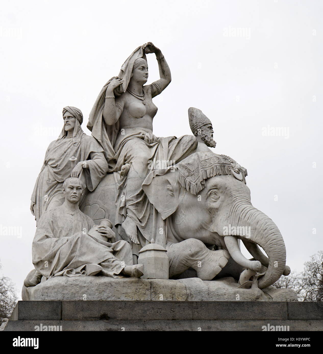 Das Albert Memorial in Kensington Gardens, London. Von Königin Victoria zum Gedenken an ihren geliebten Ehemann, Prinz Albert, die an Typhus starb im Jahre 1861 in Auftrag gegeben. Das Denkmal wurde von Sir George Gilbert Scott im Neugotischen Stil gestaltet. Im Juli 1872 von Königin Victoria eröffnet. Stockfoto