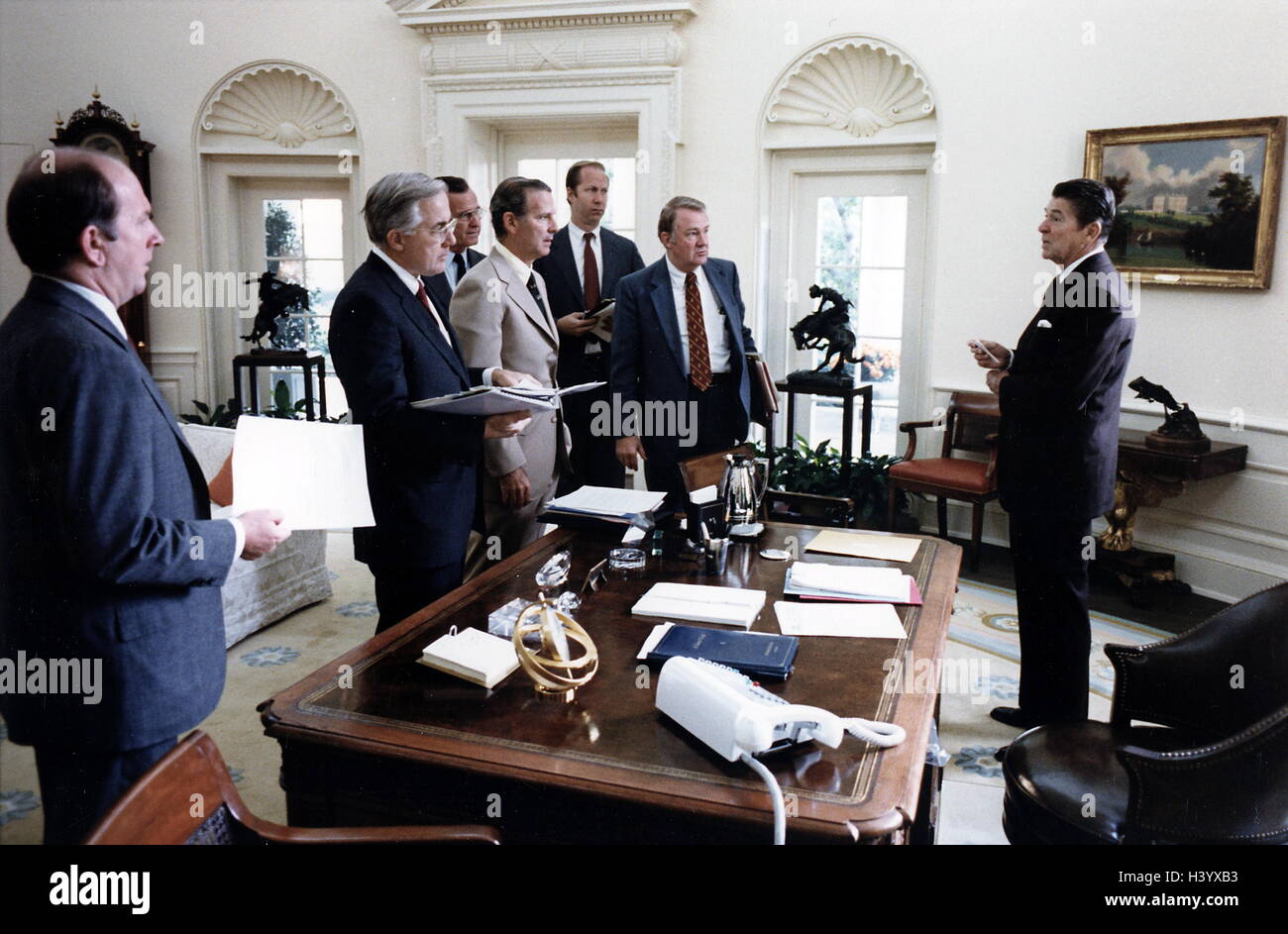 Foto von Präsident Ronald Reagan lernen über die Ermordung von Präsident Anwar Sadat Ägyptens. Vom 20. Jahrhundert Stockfoto
