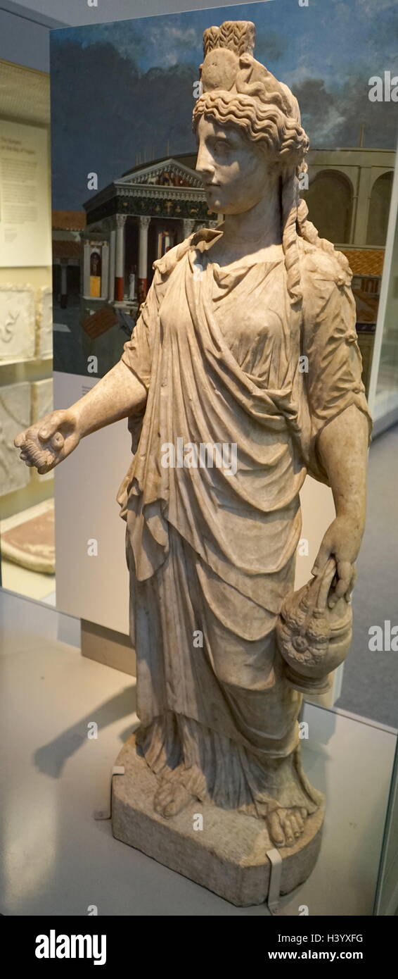 Marmorstatue der ägyptischen Göttin Isis aus Italien. Vom 2. Jahrhundert Stockfoto