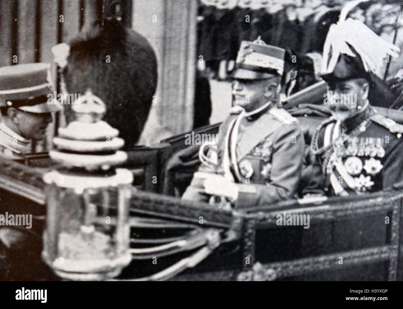Foto von King George V (1865-1936), Victor Emmanuel III. von Italien (1869-1947) und dem Prinzen Umberto von Piemont (1904-1983). Vom 20. Jahrhundert Stockfoto