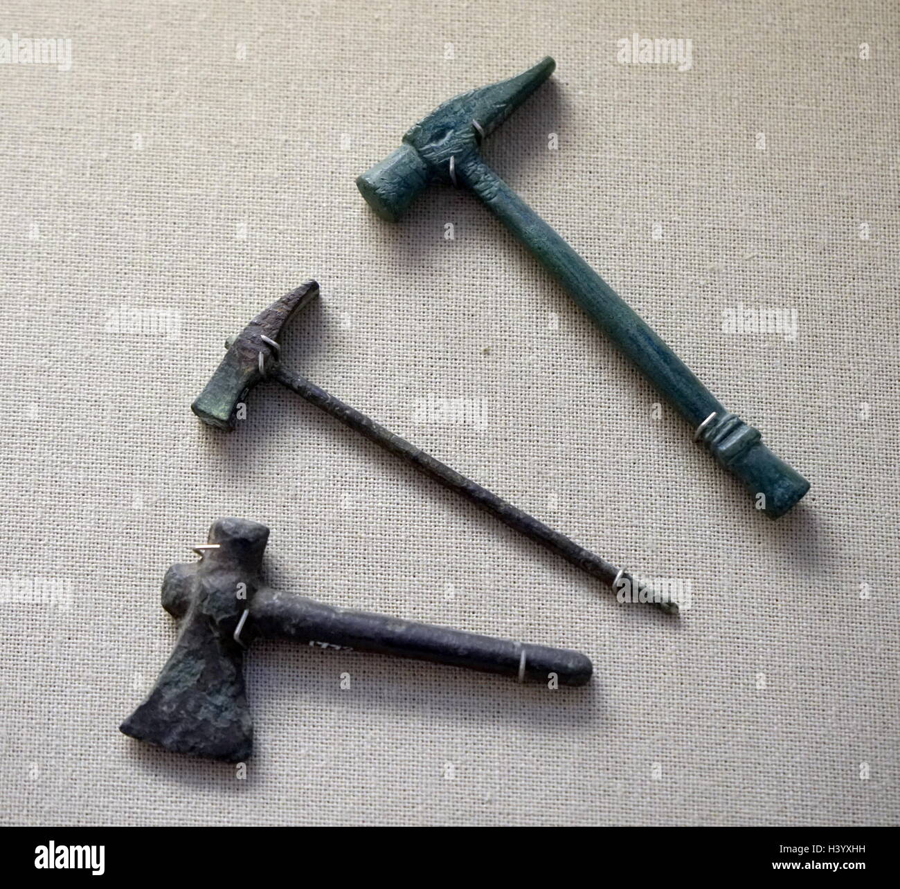 Bronze-Miniatur-Werkzeuge aus dem alten Rom. Vom 1. Jahrhundert Stockfoto
