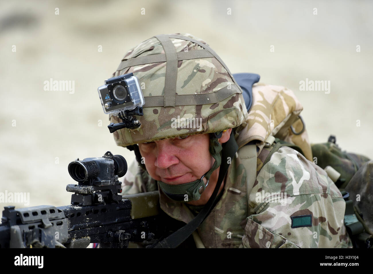 Soldat trägt eine GoPro-Stil-Action-Kamera Stockfoto