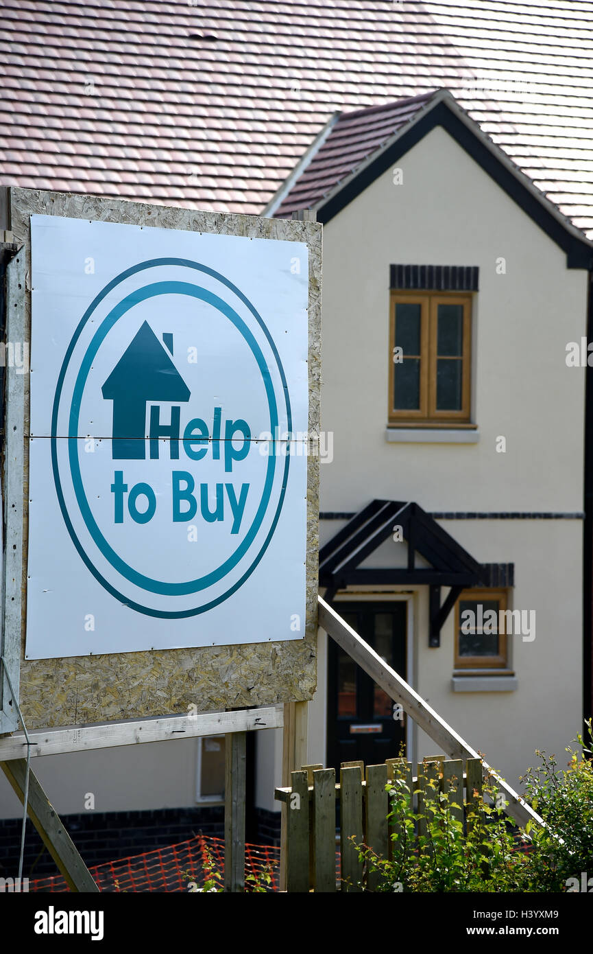 "Hilfe zum kaufen" Zeichen auf neue Wohnsiedlung, UK. "Hilfe zum kaufen" Haus kaufen Immobilien Häuser kaufen Stockfoto