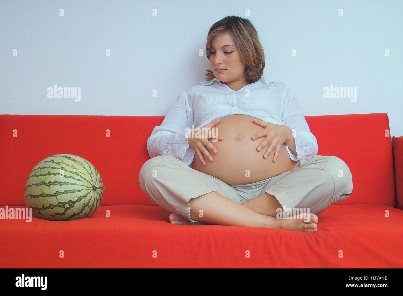 Sofa Frau Schwanger Sitzen Fuhlen Palmen Bauch Ansicht Wassermelone Ernst Schwanger 20 30 Jahren Schwangerschaft Schwangerschaft Schwangerschaft Bauchfrei Scan Sit Cross Legged Frohlichkeit Obst Melone Vergleich Vergleichen Form