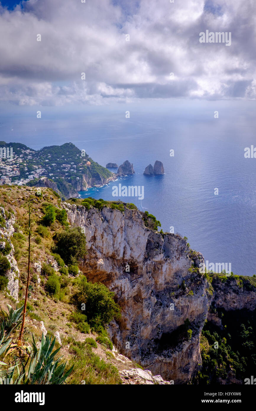 Klippen und Blick aufs Meer von Anacapri, Capri, Italien Stockfoto