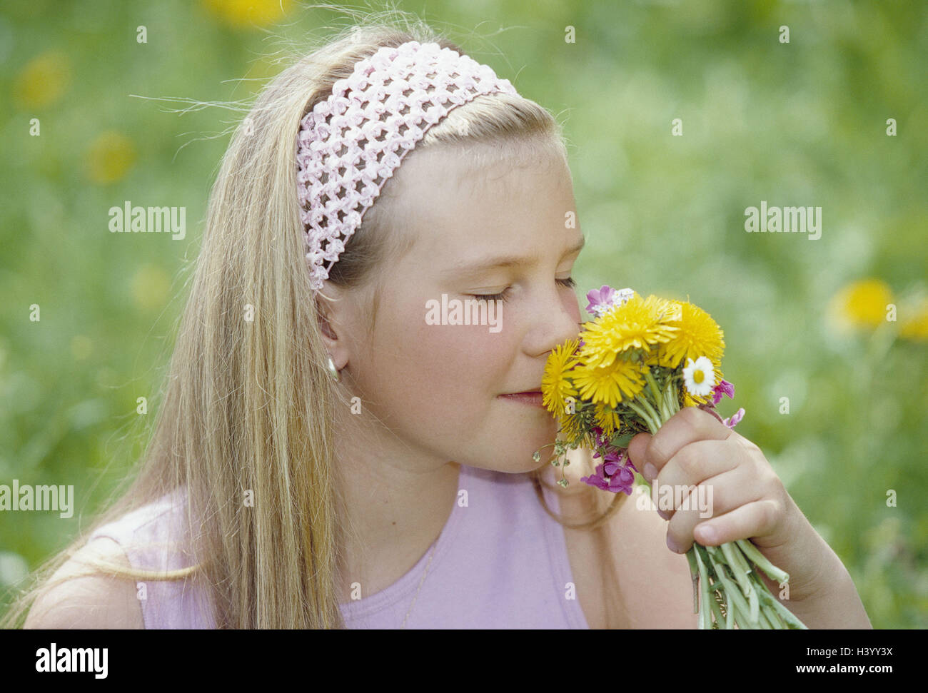Wiese, Mädchen, Strauß, Geruch, Porträt, 10-13 Jahre, Kind, Blond, Augen geschlossen, Kindheit, Blumenwiese, Frühlingsblumen, Wiese Blumen, Blumen, Geruch, Geruch, genießen Sie das Gefühl, Natürlichkeit, Natur, Natur Pflanze, Saison, Sommer Stockfoto