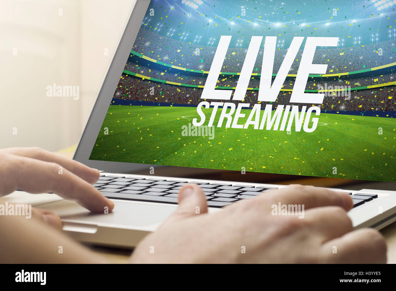Live-Streaming-Konzept: Mann mit einem Laptop mit Sport-Event auf dem Bildschirm. Die Bildschirmgrafik bestehen. Stockfoto