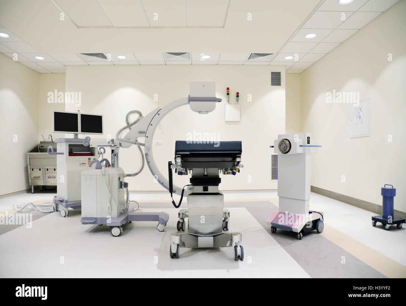 Moderne Krankenhaus-Diagnose-Zentrum mit C-Bogen-Sonde und Ausrüstung, niemand. Stockfoto