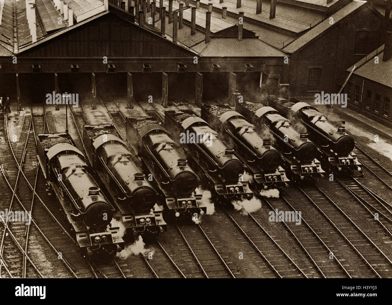 sieben Loks der Baureihe König & Burg Line-up in crewe Stockfoto
