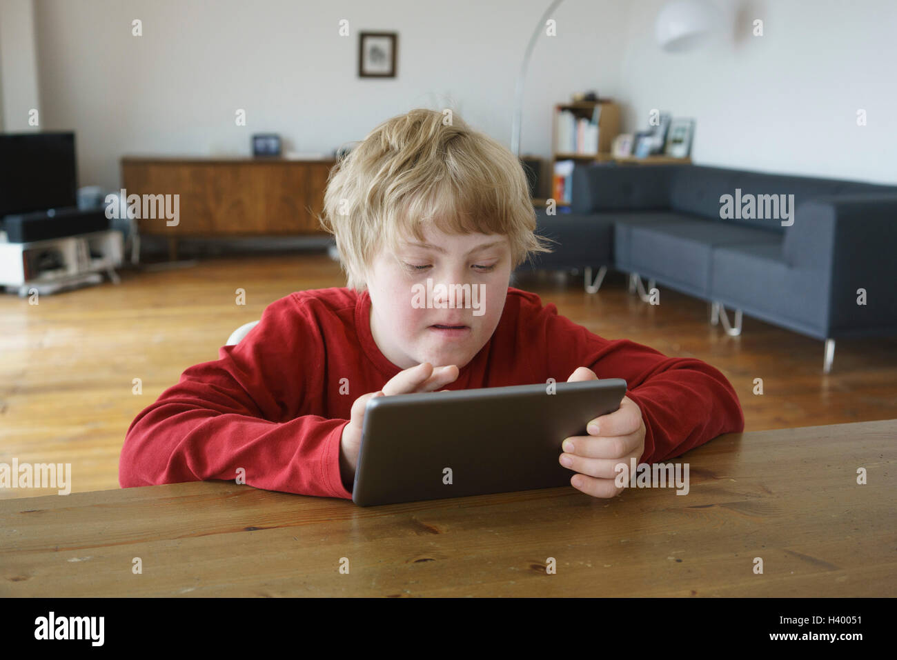 Behinderten Jungen mit digital-Tablette zu Hause Stockfoto