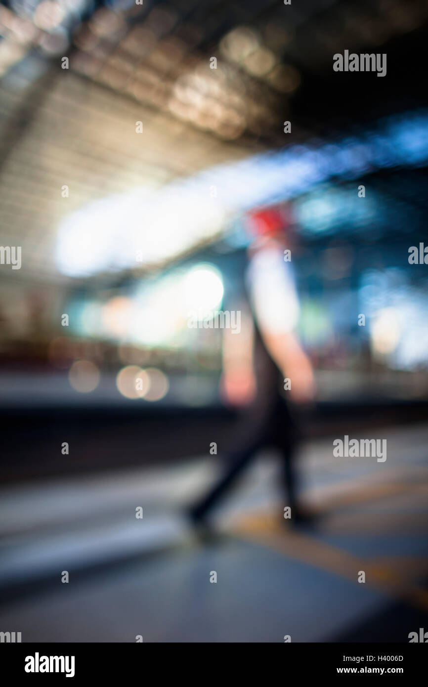Defokussierten Bild von Mann zu Fuß auf Eisenbahn Bahnsteig Stockfoto