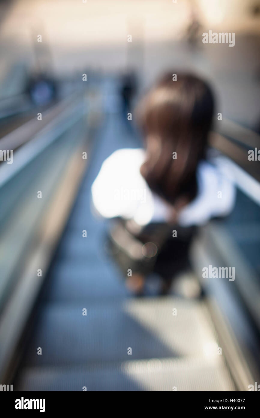 Defokussierten Bild der Frau auf Rolltreppe nach unten bewegen Stockfoto