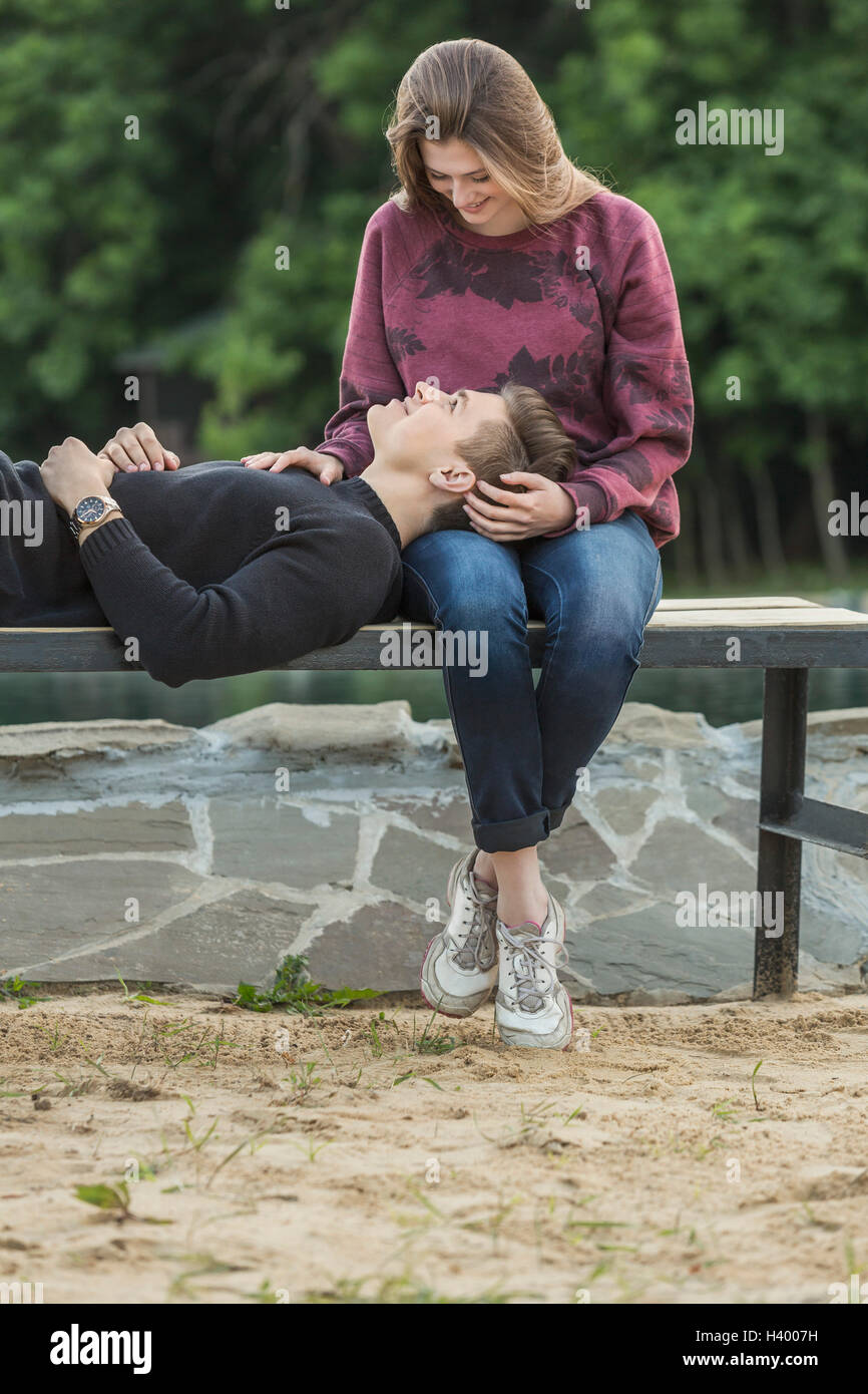 Mann liegt auf Schoß der Freundin im park Stockfoto