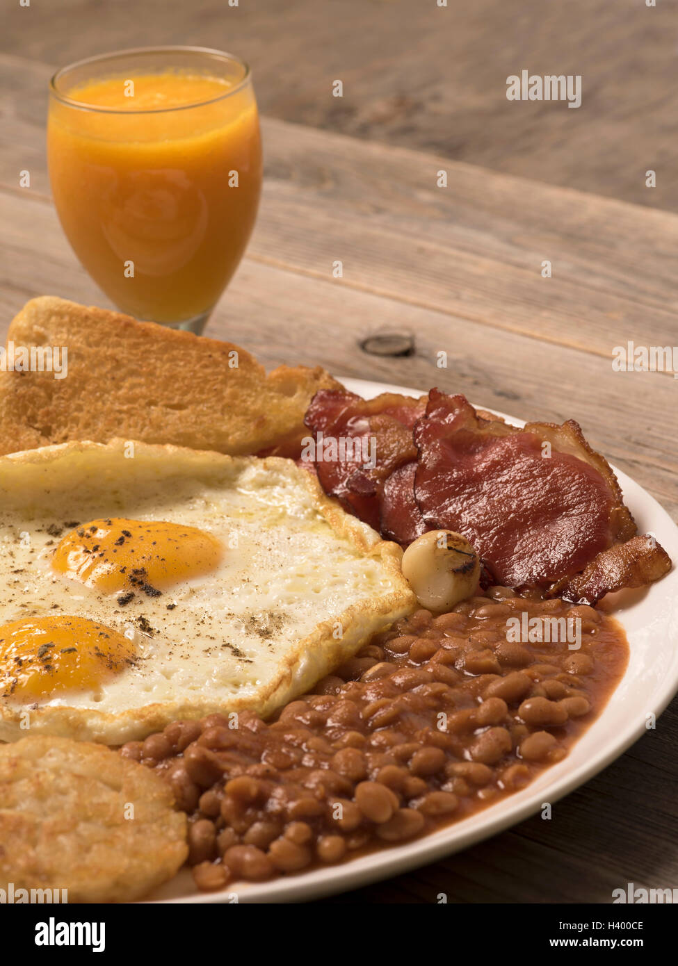 EI INS SCHWARZE (SUNNY SIDE UP) KONTINENTALES FRÜHSTÜCK Stockfoto