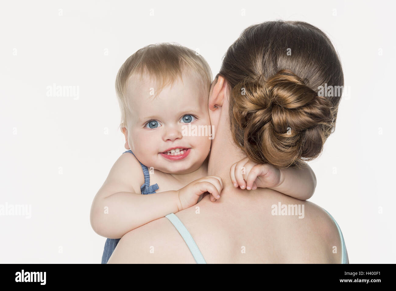 Porträt von glücklich niedliche Mädchen mit Mutter vor weißem Hintergrund Stockfoto