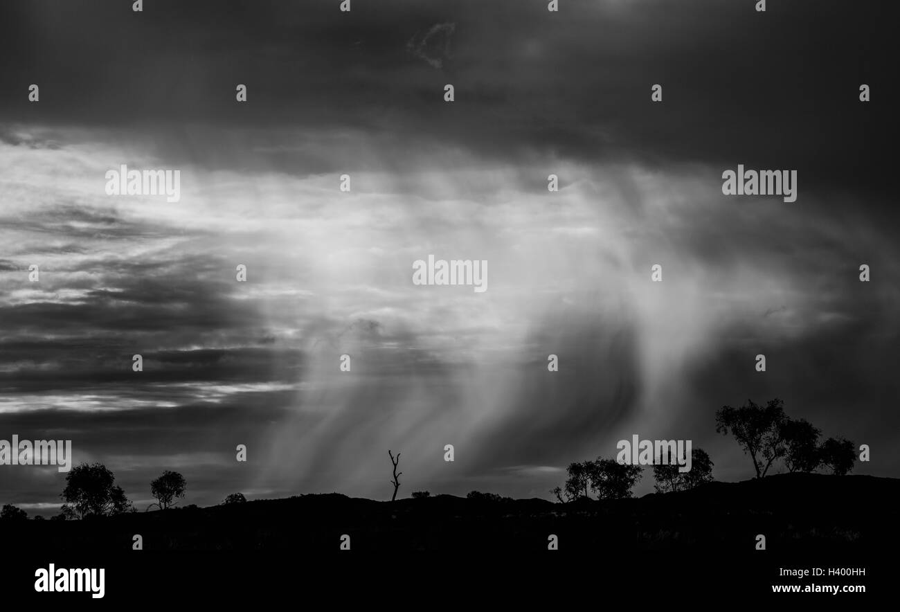 Malerische Aussicht von Gewitterwolken über Feld, Newman, Western Australia, Australien Stockfoto