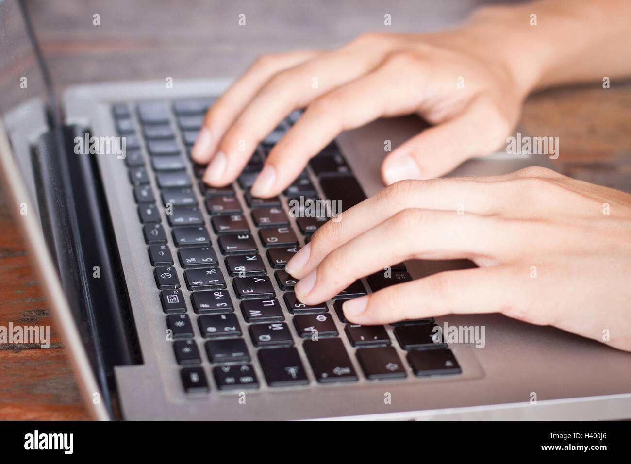 Person auf einer Computertastatur tippen Stockfoto