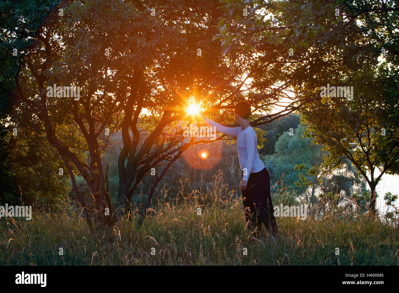 Frau üben Entspannung Übung zum Feld an sonnigen Tag Stockfoto