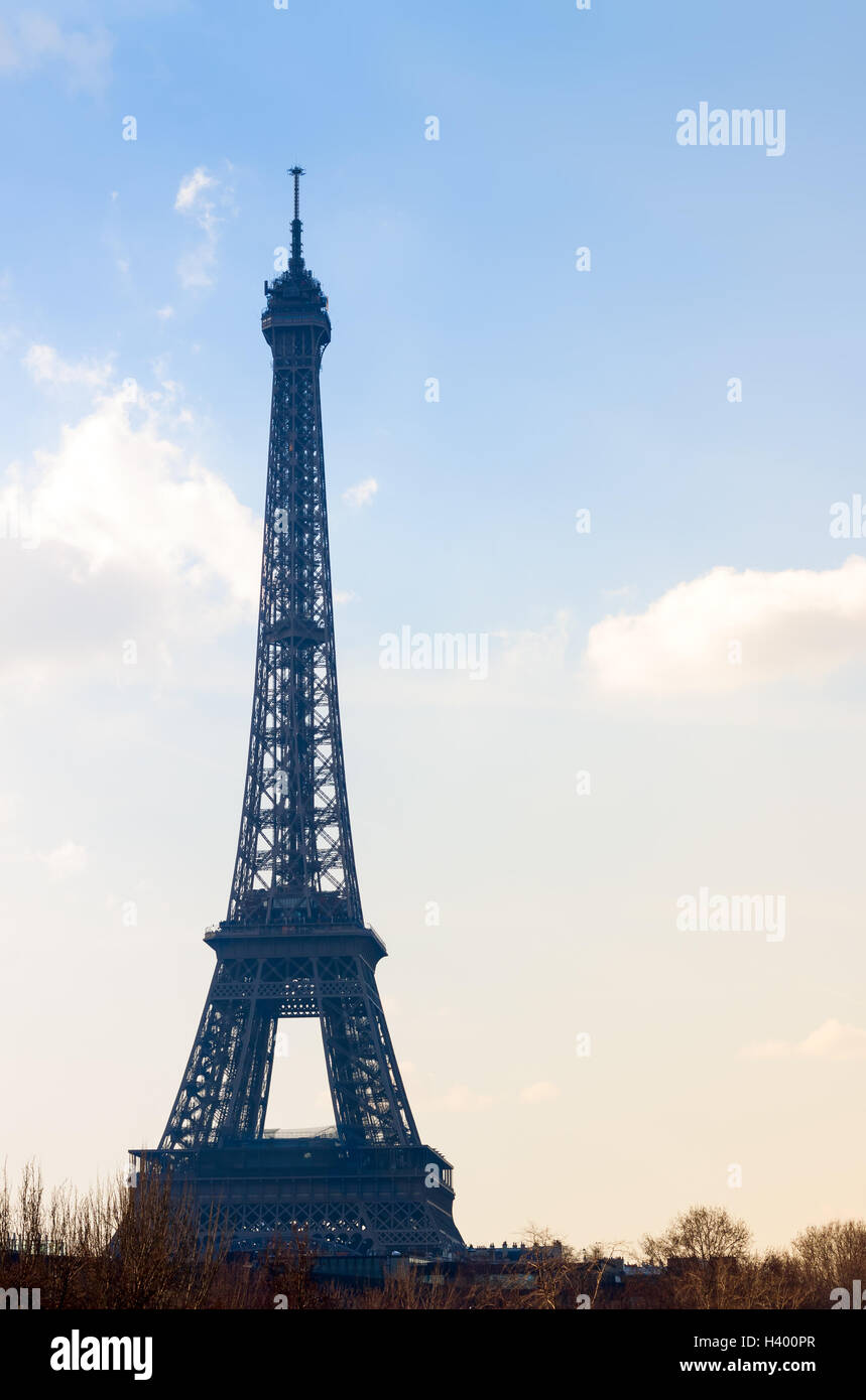 Blick auf Eiffelturm mit blauen Himmel und Wolken Stockfoto