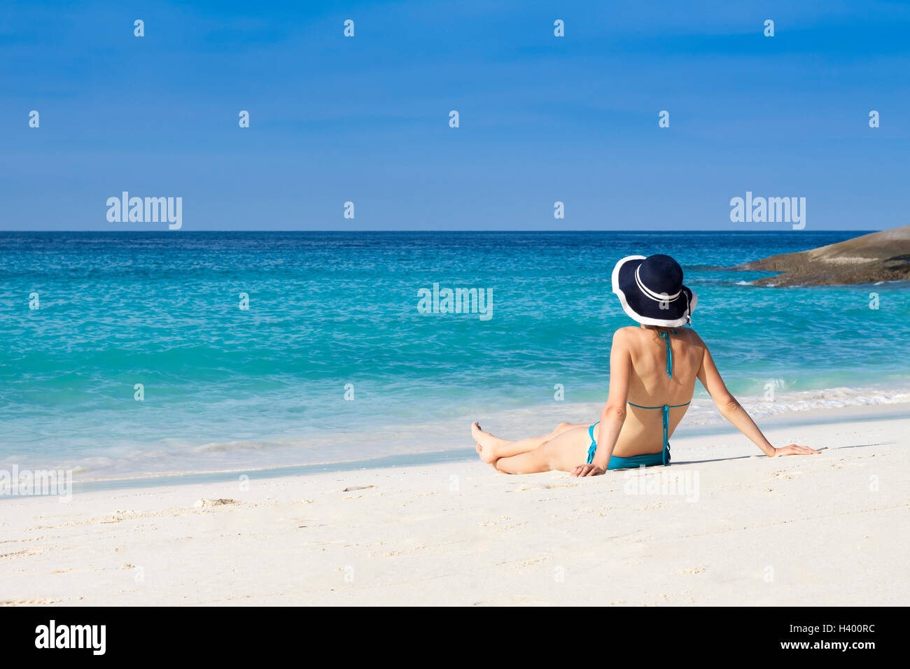 Frau Entspannung am Strand Paradies Insel mit weißem Sand und blauem Meer Stockfoto
