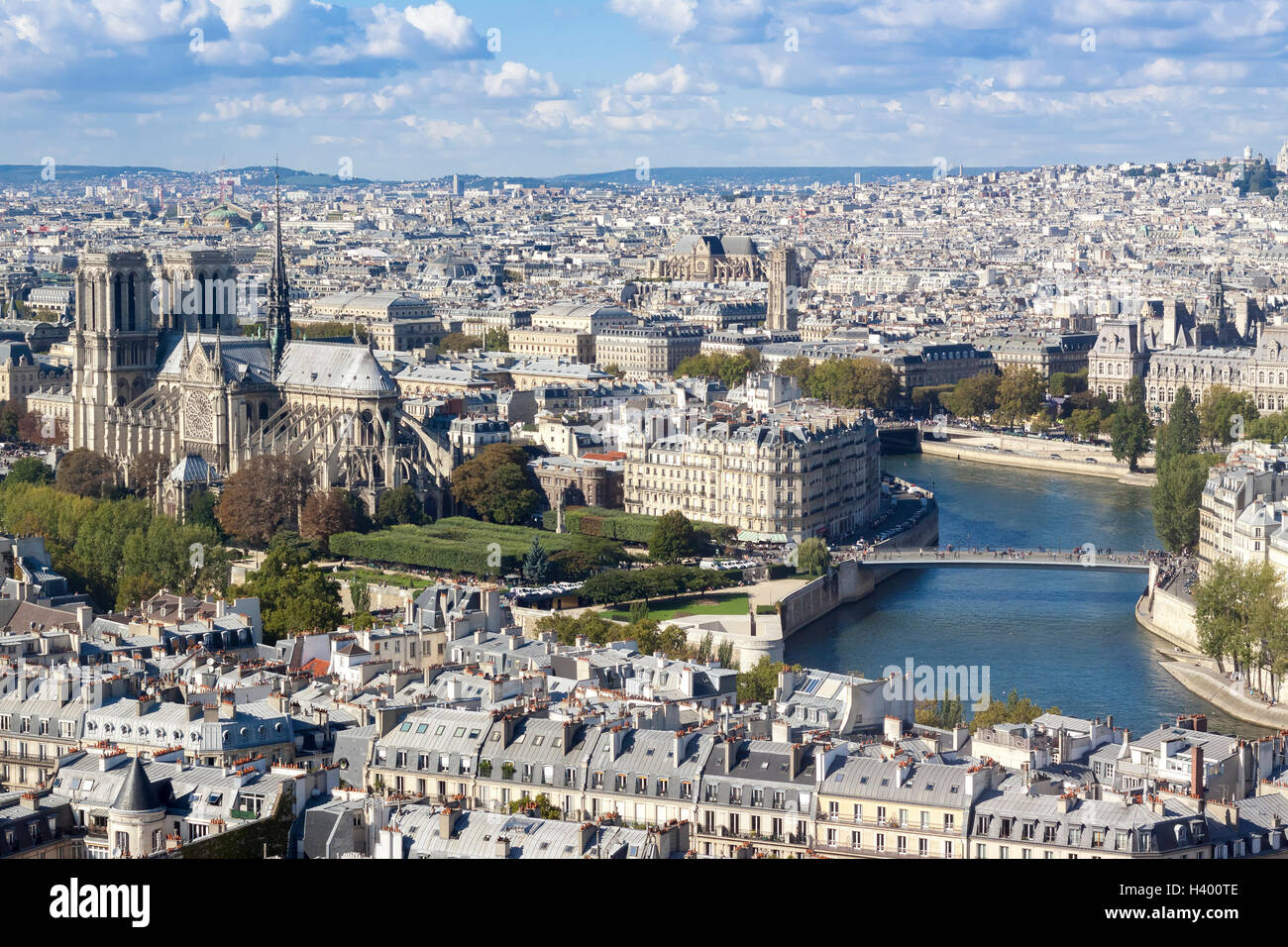 Luftaufnahme der Kathedrale Notre-Dame und Paris Dächer Stockfoto