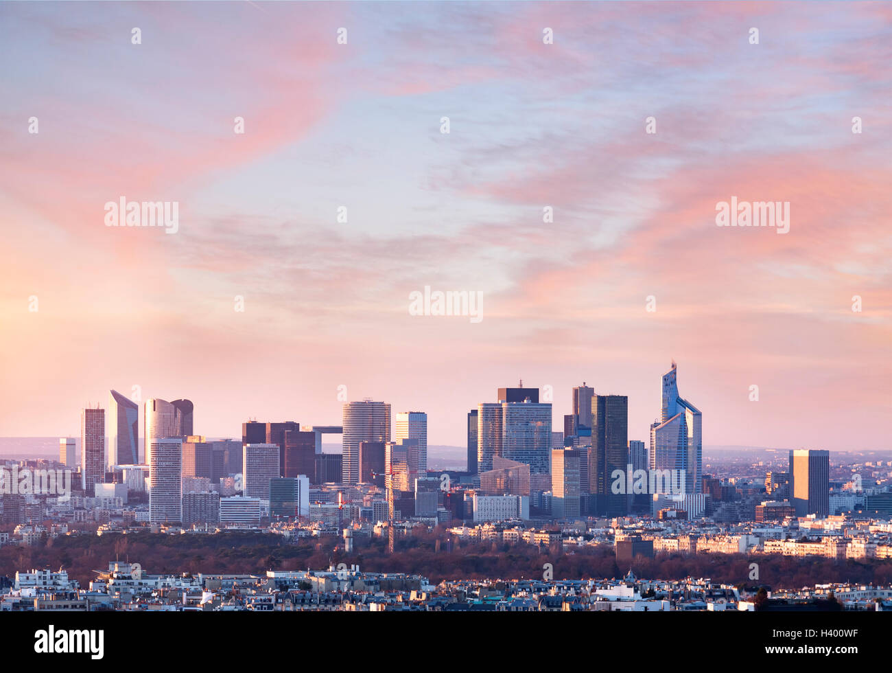 Wolkenkratzer-Skyline bei Sonnenuntergang Stockfoto