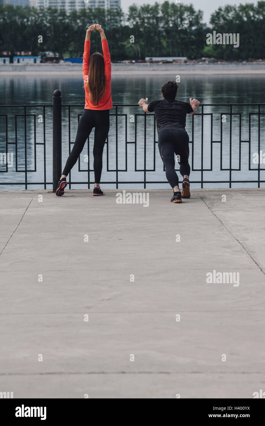 Rückansicht des Menschen erstreckt sich auf See promenade Stockfoto