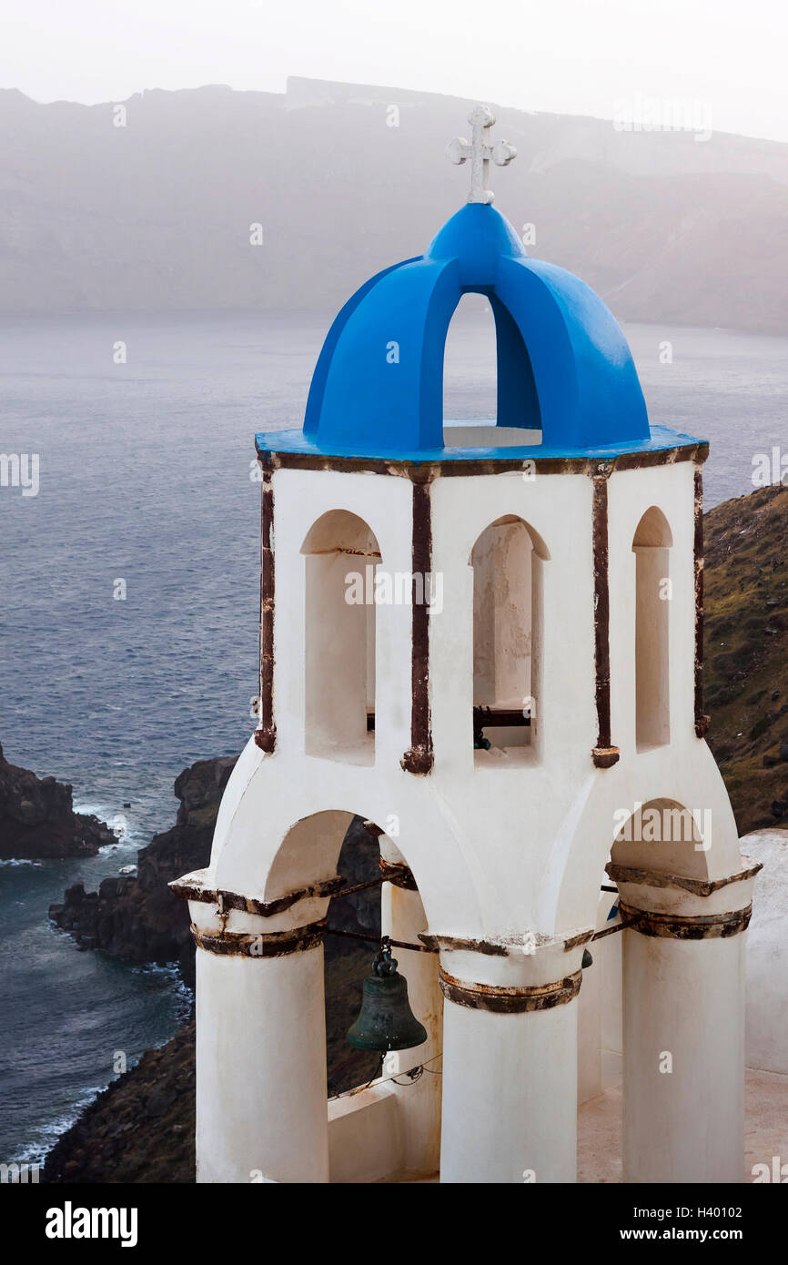 Blaue und weiße Kirche Glockenturm mit wunderschönen Blick auf das Meer im Dorf Oia auf Santorini, Griechenland Stockfoto