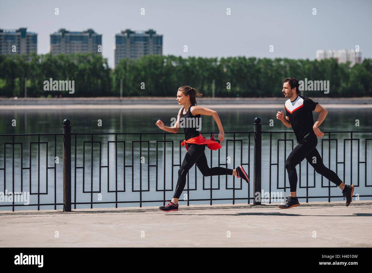 Seitenansicht des Menschen laufen auf See promenade Stockfoto