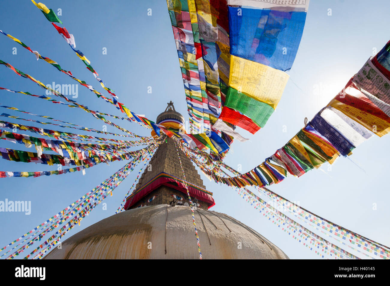 Boudhanath Stupa Gebetsfahnen mit blauem Himmel. Tibetisch-buddhistischen Tempel in Kathmandu, Nepal Stockfoto
