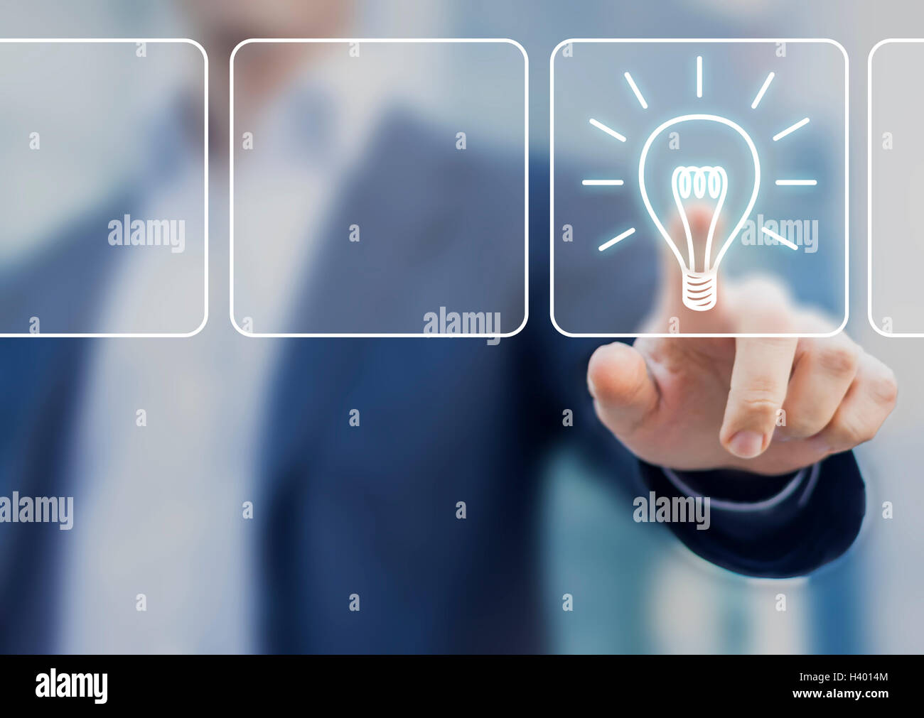 Business-Idee-Konzept mit Glühbirne Symbol berührt durch Geschäftsmann und Büro Hintergrund Stockfoto