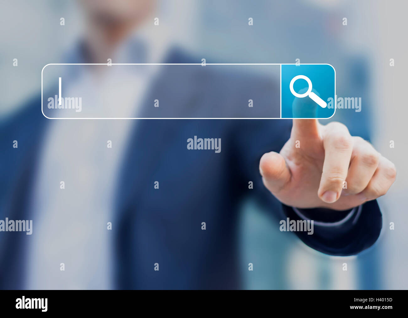 Schaltfläche "suchen" auf virtuelle Bildschirm gedrückt mit finger Stockfoto